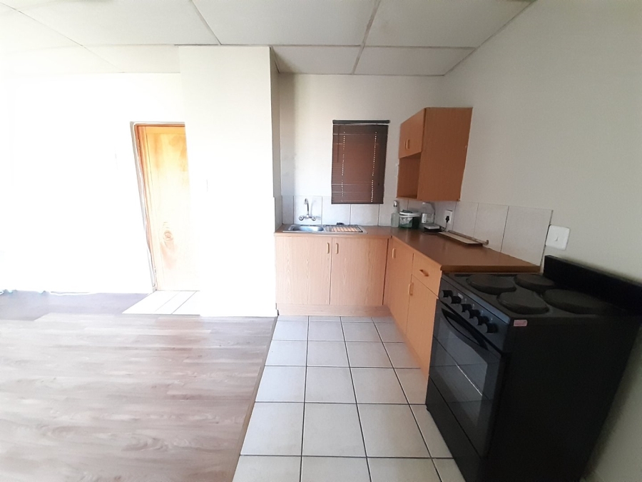 To Let 1 Bedroom Property for Rent in Kannoniers Park North West